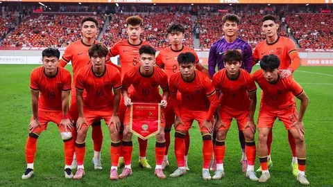 【独家揭秘】国足帅位竞聘风云，传奇球星于根伟幕后缺席引猜测！